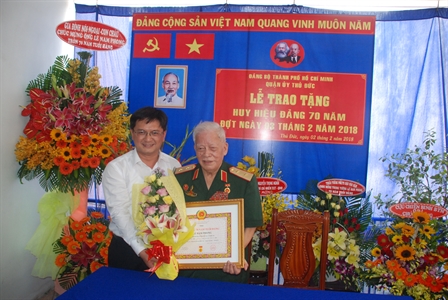 Trao huy hiệu 70 năm tuổi Đảng cho Trung tướng Lê Nam Phong