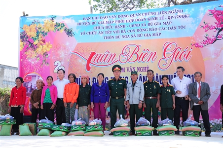 Đoàn Kinh tế - Quốc phòng 778 tổ chức vui tết, tặng quà cho đồng bào vùng dự án.