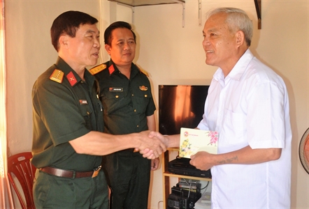 ​Đại tá Nguyễn Văn Hiệu, Phó Chủ nhiệm Chính trị Quân khu chúc Tết đối tượng chính sách tại Côn Đảo.