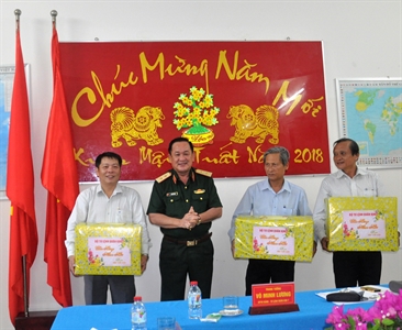 Trung tướng Võ Minh Lương, Tư lệnh Quân khu chúc Tết huyện Côn Đảo