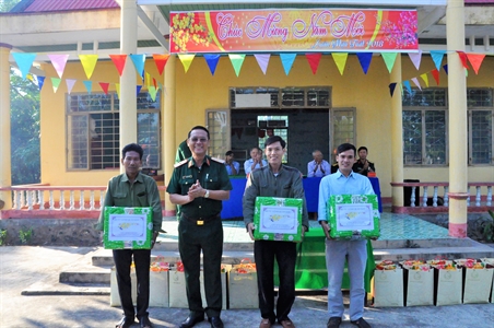 Bộ Tư lệnh Quân khu 7 thăm và chúc Tết đồng bào dân tộc tại Tà Thiết