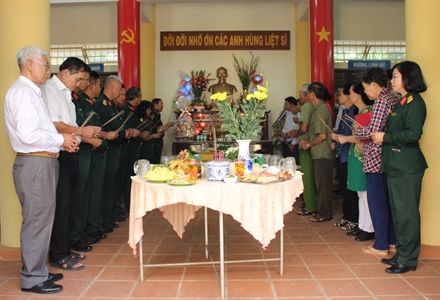 Ban Liên lạc truyền thống Quân y miền Đông Nam bộ dâng hương  tại Nhà Tưởng niệm xã Lộc Hiệp, huyện Lộc Ninh, tỉnh Bình Phước