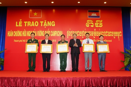 Trao tặng Huân chương Hữu nghị của Vương quốc Campuchia cho 5 tập thể và 7 cá nhân của Việt Nam