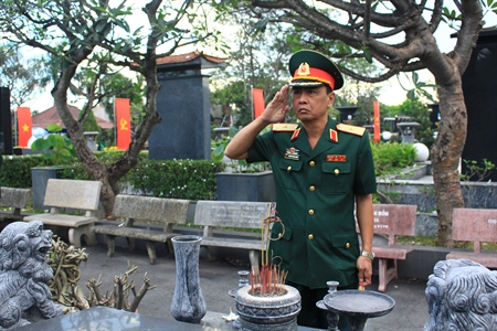 Đoàn đại biểu TP.HCM và Quân khu 7 viếng nghĩa trang liệt sĩ thành phố