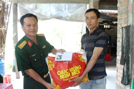 Sư đoàn 317 thăm chúc Tết, tặng quà quân nhân dự bị động viên có hoàn cảnh khó khăn