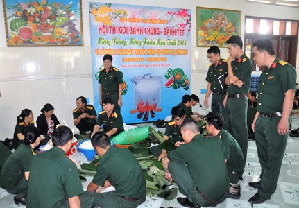 Cục Chính trị Quân khu 7 thi gói bánh chưng, bánh tét