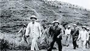 Lời Bác Hồ dạy ngày này năm xưa: “Đường lối là để mà đi. Theo đúng đường lối thì đi đến nơi về đến chốn. Theo không đúng thì dễ đâm đầu vào bụi, rơi xuống mương”.