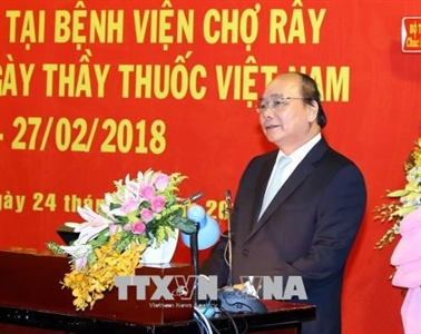 Thủ tướng Nguyễn Xuân Phúc thăm, chúc mừng cán bộ, nhân viên ngành Y tế nhân dịp Ngày Thầy thuốc Việt Nam 27-2