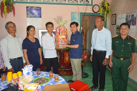 Đảng viên trẻ người dân tộc tình nguyện nhập ngũ