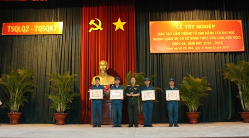 27 cán bộ quân sự cơ sở được công nhận trình độ đại học