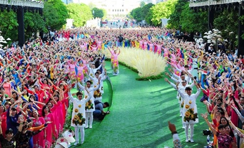 TP Hồ Chí Minh: Hơn 3.000 người đồng diễn, diễu hành áo dài tại phố đi bộ Nguyễn Huệ