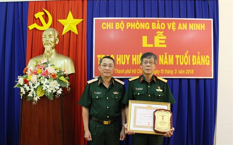 Phòng Bảo vệ An ninh (Cục chính trị Quân khu 7): Trao huy hiệu 30 năm tuổi Đảng