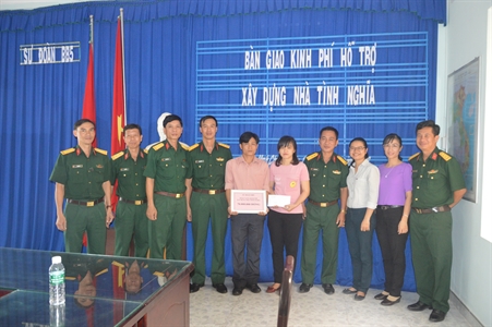 Sư đoàn 5: Bàn giao tiền hỗ trợ xây dựng 4 căn nhà tình nghĩa