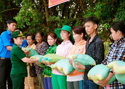 Tuổi trẻ Bộ đội Biên phòng Long An tặng quà cho nhân dân khu vực biên giới huyện Vĩnh Hưng
