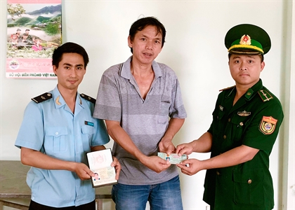 Thiếu úy Nguyễn Chung Đức nhặt được của rơi trả lại người mất