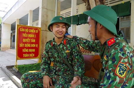 Chiến sĩ mới nhặt được của rơi trả lại cho đồng đội