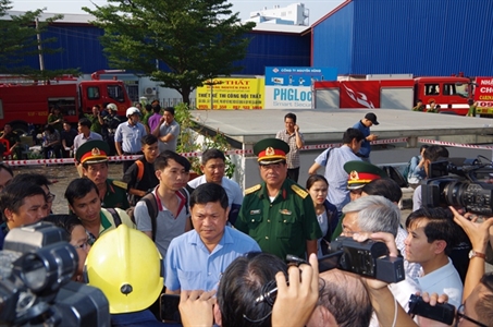 Dân quân quận 8, TP.HCM tham gia khắc phục hậu quả vụ cháy chung cư Carina