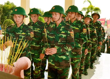 Đoàn thanh niên Bộ đội Biên phòng Long An phối hợp tổng dọn vệ sinh nơi công cộng