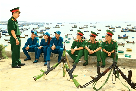 Trên mọi nẻo đường dân quân tự vệ