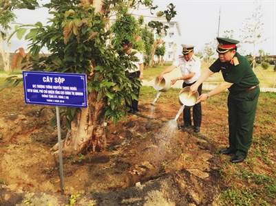 Thượng tướng Nguyễn Trọng Nghĩa, Ủy viên Trung ương Đảng, Phó Chủ nhiệm Tổng cục Chính trị thăm Bộ Tư lệnh Vùng 2 Hải quân