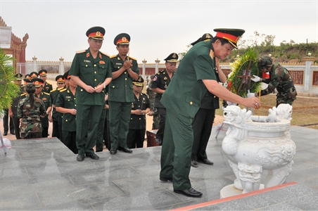 Đoàn cán bộ cấp cao Quân khu 7 viếng Đài tưởng niệm
 liệt sĩ và chuyên gia Việt Nam tại Stung Treng vương quốc Campuchia