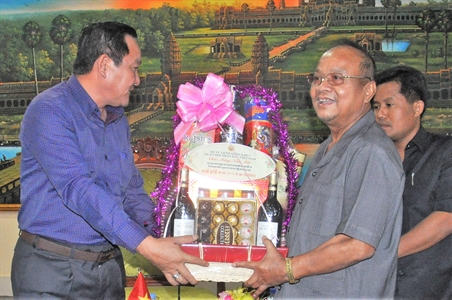 Bộ Tư lệnh Quân khu 7 quân đội nhân dân Việt Nam
Chúc tết Bộ Tư lệnh Quân khu 4 Quân đội Hoàng gia Campuchia