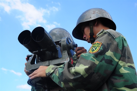 Bên trận địa canh trời