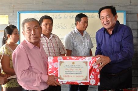 Bộ Tư lệnh Quân khu 7 thăm chúc Tết Trường tiểu học Biển Hồ