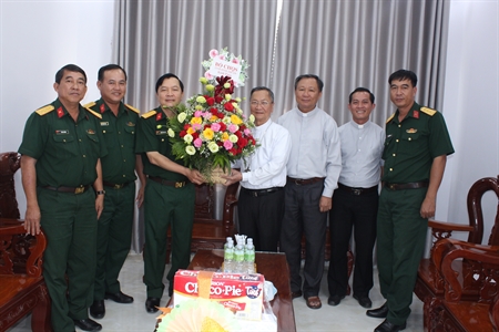 Bộ CHQS tỉnh Bình Thuận thăm Tòa giám mục Phan Thiết