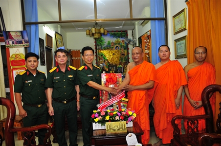 Bộ Tư lệnh Thành phố Hồ Chí Minh chúc tết đồng bào dân tộc Khmer huyện Cần Giờ