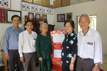 Phường 8, quận Tân Bình, Thành phố Hồ Chí Minh  thăm tặng quà các mẹ Việt Nam anh hùng