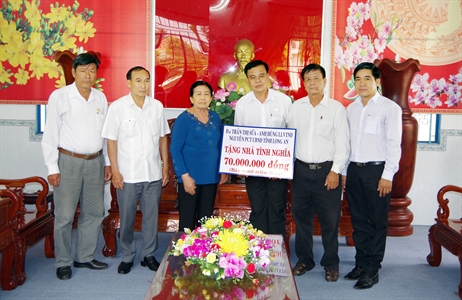 Tỉnh Long An: Trao kinh phí xây nhà tình nghĩa