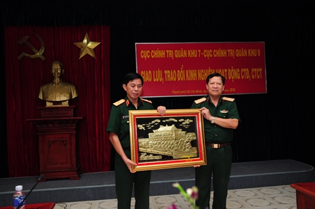 Cục Chính trị Quân khu 7 và Cục Chính trị Quân khu 9 trao đổi kinh nghiệm hoạt động công tác Đảng, công tác chính trị