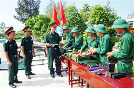 Ở đơn vị điển hình trong xây dựng nề nếp chính quy