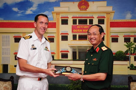 Tàu Hải quân Hoàng gia Australia thăm Bộ Tư lệnh Quân khu 7