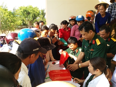 Hơn 500 người dân huyện Tân Phú Đông được khám bệnh, cấp thuốc miễn phí và tặng quà