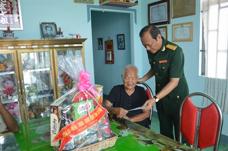 Bộ CHQS tỉnh Tây Ninh thăm gia đình chính sách