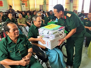 Quân khu 7 thăm tặng quà Trung tâm điều dưỡng thương binh, người có công huyện Long Đất tỉnh Bà Rịa - Vũng Tàu