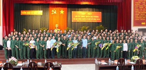 Gặp mặt cấp ủy, chính quyền địa phương và gia đình chiến sĩ mới nữ năm 2018