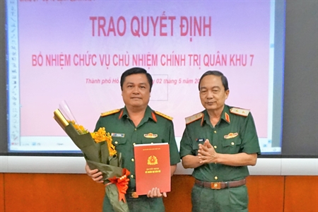 Đại tá Đỗ Văn Bảnh - nhận quyết định Chủ nhiệm Chính trị Quân khu 7