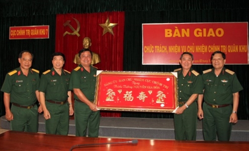 Bàn giao Chủ nhiệm Chính trị Quân khu