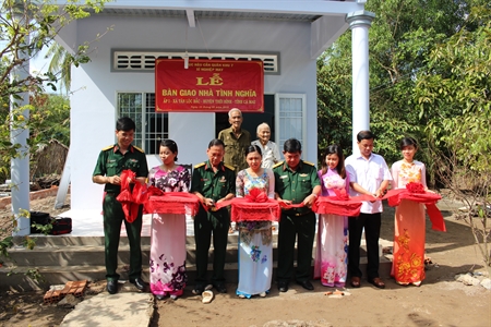 Xí nghiệp may, Cục Hậu cần Quân khu 7 tặng nhà tình nghĩa tại tỉnh Cà Mau