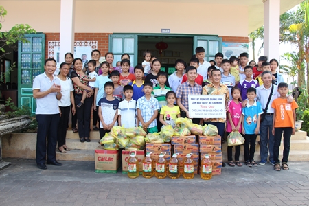 Câu lạc bộ Nhà báo người Quảng Bình tại Thành phố Hồ Chí Minh thăm, tặng quà làng SOS và Trung tâm Tâm thần Thành phố Đồng Hới tỉnh Quảng Bình