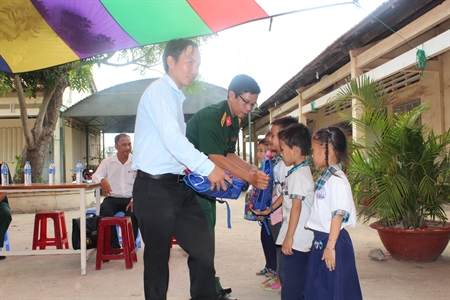 Trường Quân sự tỉnh Long An thăm tặng quà cho các em học sinh nghèo hiếu học