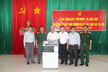 Đồng chí Lê Thanh Tâm, Nguyên Bí thư Tỉnh ủy Long An thăm tặng quà Tiểu đoàn 1, Trung đoàn 738