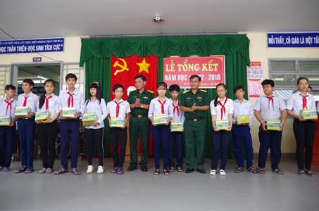 Ban CHQS huyện Bến Lức, tỉnh Long An tặng học bổng cho 42 học sinh nghèo