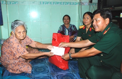 Lực lượng vũ trang huyện Nhà Bè thăm, tặng quà người nghèo
