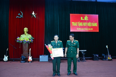 Đảng ủy phòng Tham mưu, Sư đoàn 5 trao Huy hiệu 30 năm tuổi Đảng cho cán bộ