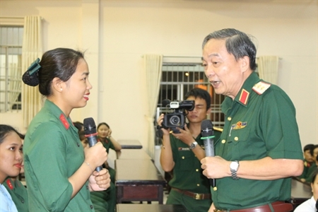 Trung tướng Phạm Văn Dỹ thăm, động viên nữ chiến sĩ mới năm 2018