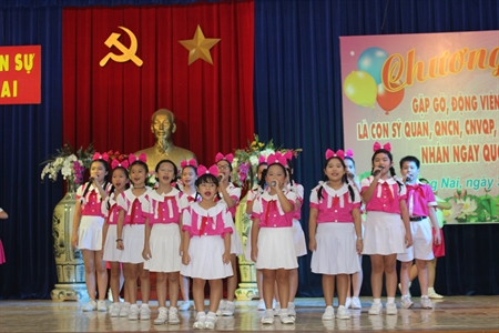 Bộ CHQS tỉnh Đồng Nai gặp gỡ, động viên, tặng quà các cháu thiếu nhi